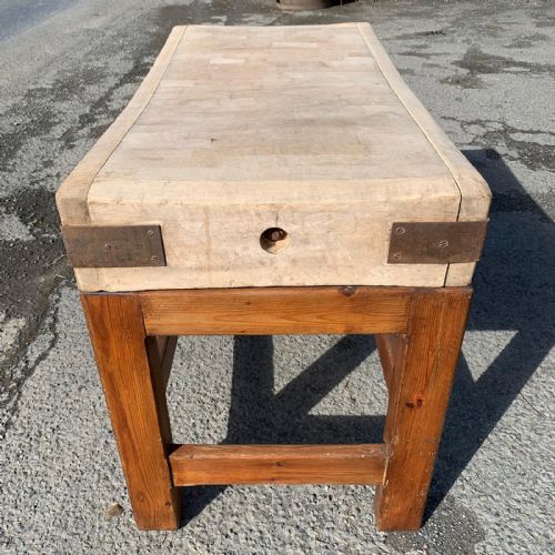 EARLY 20TH CENTURY BUTCHERS BLOCK ON ORIGINAL PINE STAND - ADDITIONAL PHOTO 6