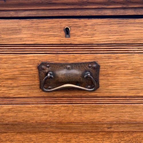 EDWARDIAN LARGE OAK 23 CHEST OF DRAWERS WITH ARTS CRAFTS ORIGINAL BRASS HANDLES - ADDITIONAL PHOTO 6