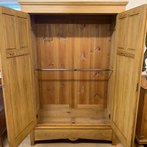 CIRCA 1900 EAST EUROPEAN PINE KNOCKDOWN WARDROBE WITH TWO HANGING RAILS - ADDITIONAL PHOTO 1