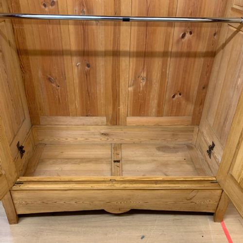 CIRCA 1900 EAST EUROPEAN PINE KNOCKDOWN WARDROBE WITH TWO HANGING RAILS - ADDITIONAL PHOTO 3