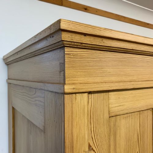 CIRCA 1900 EAST EUROPEAN PINE KNOCKDOWN WARDROBE WITH TWO HANGING RAILS - ADDITIONAL PHOTO 4
