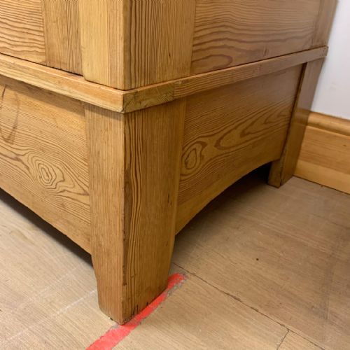 CIRCA 1900 EAST EUROPEAN PINE KNOCKDOWN WARDROBE WITH TWO HANGING RAILS - ADDITIONAL PHOTO 5