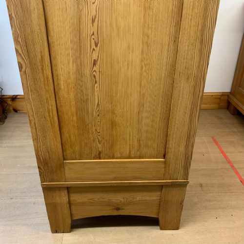 CIRCA 1900 EAST EUROPEAN PINE KNOCKDOWN WARDROBE WITH TWO HANGING RAILS - ADDITIONAL PHOTO 6