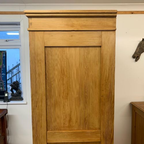 CIRCA 1900 EAST EUROPEAN PINE KNOCKDOWN WARDROBE WITH TWO HANGING RAILS - ADDITIONAL PHOTO 7