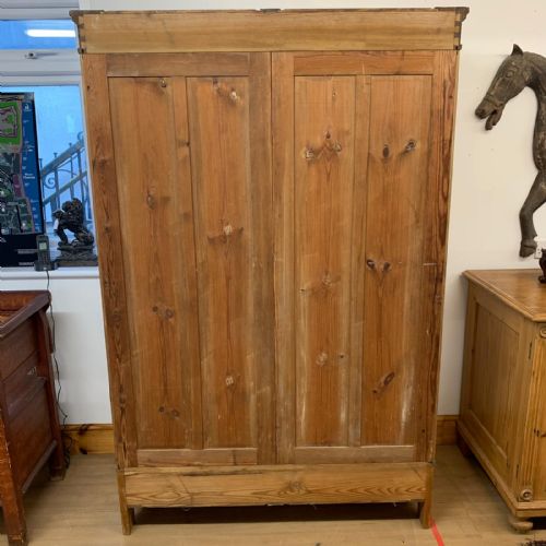 CIRCA 1900 EAST EUROPEAN PINE KNOCKDOWN WARDROBE WITH TWO HANGING RAILS - ADDITIONAL PHOTO 8
