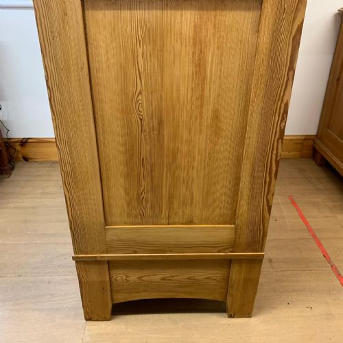 CIRCA 1900 EAST EUROPEAN PINE KNOCKDOWN WARDROBE WITH TWO HANGING RAILS - ADDITIONAL PHOTO 9