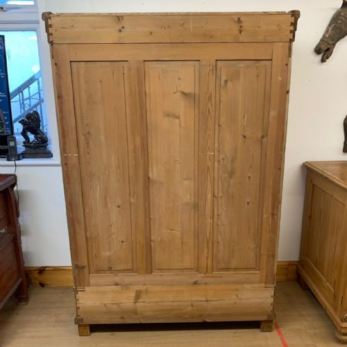 CIRCA 1900 EAST EUROPEAN PINE KNOCKDOWN WARDROBE WITH TWO DRAWERS TO BASE - ADDITIONAL PHOTO 6