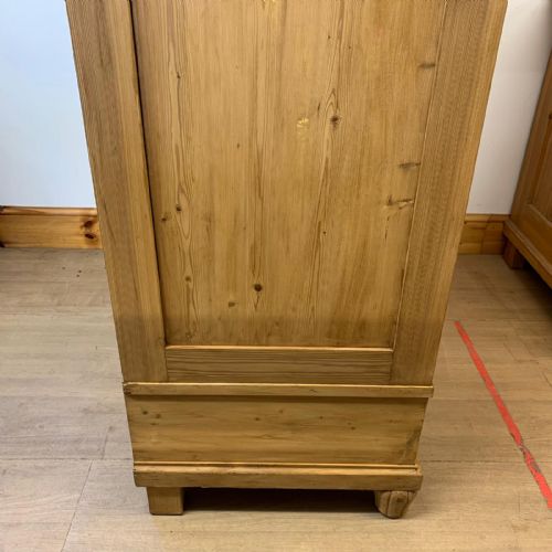 CIRCA 1900 EAST EUROPEAN PINE KNOCKDOWN WARDROBE WITH TWO DRAWERS TO BASE - ADDITIONAL PHOTO 8