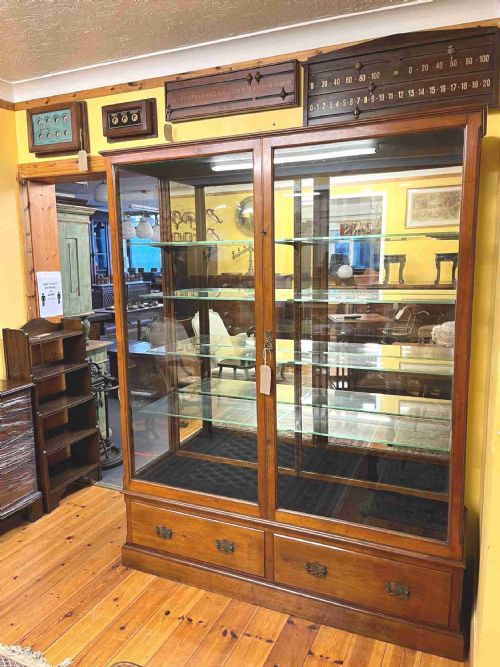 CIRCA 1900 MAHOGANY FRAMED AND GLAZED SHOP DISPLAY CABINET - ADDITIONAL PHOTO 2