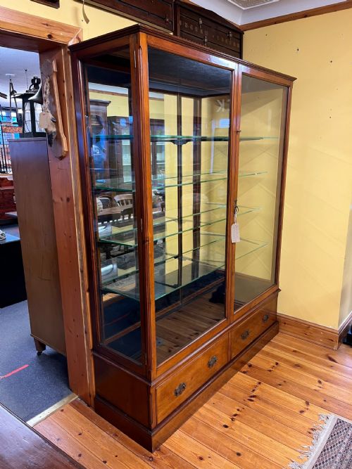 CIRCA 1900 MAHOGANY FRAMED AND GLAZED SHOP DISPLAY CABINET - ADDITIONAL PHOTO 3