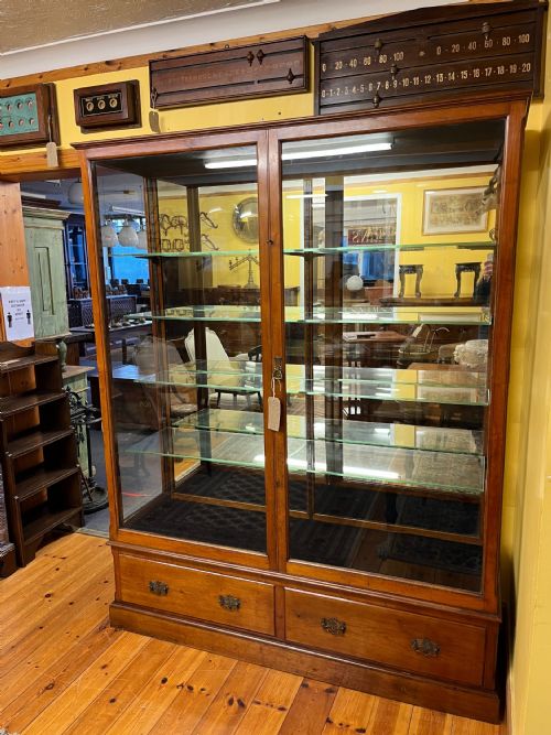 CIRCA 1900 MAHOGANY FRAMED AND GLAZED SHOP DISPLAY CABINET - ADDITIONAL PHOTO 4