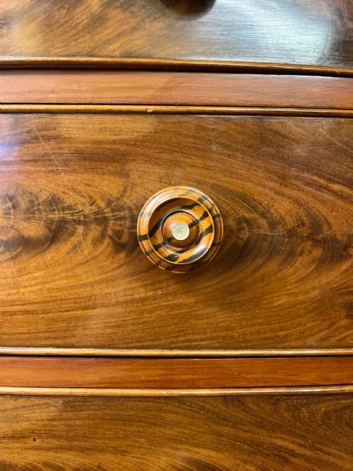 VICTORIAN MAHOGANY BOW FRONT CHEST OF DRAWERS - ADDITIONAL PHOTO 3