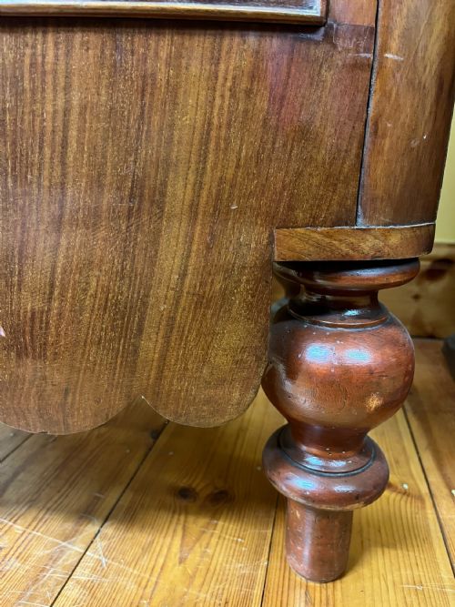 VICTORIAN MAHOGANY BOW FRONT CHEST OF DRAWERS - ADDITIONAL PHOTO 4