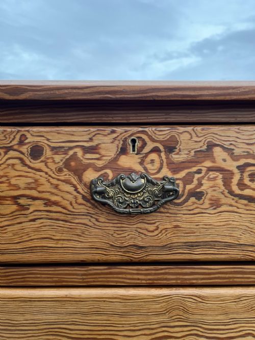 VICTORIAN PITCH PINE 22 CHEST OF DRAWERS WITH ORIGINAL BRASS HANDLES - ADDITIONAL PHOTO 1