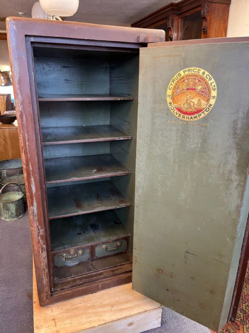 LARGE 1920'S SAFE MADE BY CYRUS PRICE AND CO LTD WOLVERHAMPTON COMPLETE WITH KEY - ADDITIONAL PHOTO 1