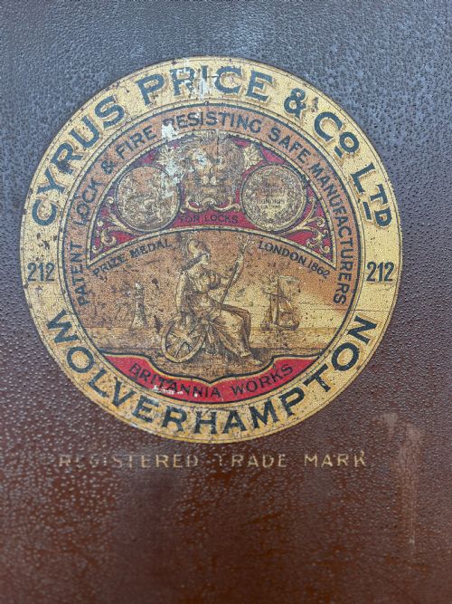 LARGE 1920'S SAFE MADE BY CYRUS PRICE AND CO LTD WOLVERHAMPTON COMPLETE WITH KEY - ADDITIONAL PHOTO 9