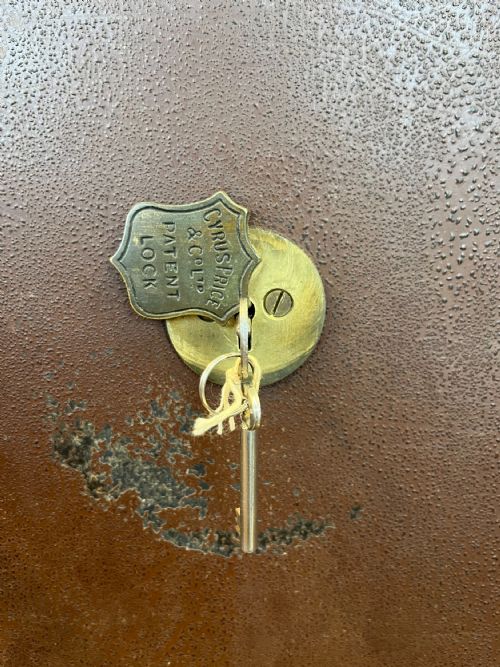 LARGE 1920'S SAFE MADE BY CYRUS PRICE AND CO LTD WOLVERHAMPTON COMPLETE WITH KEY - ADDITIONAL PHOTO 7