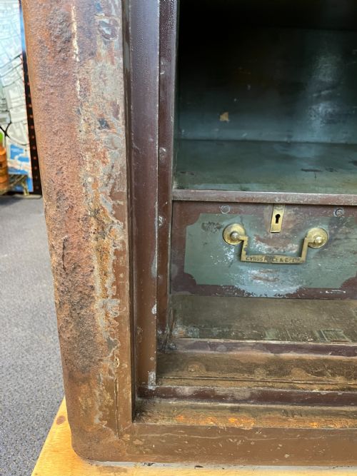 LARGE 1920'S SAFE MADE BY CYRUS PRICE AND CO LTD WOLVERHAMPTON COMPLETE WITH KEY - ADDITIONAL PHOTO 10