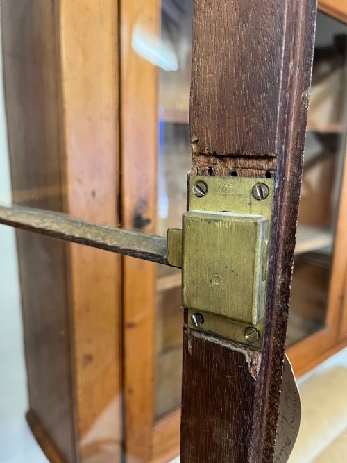 VICTORIAN MAHOGANY HANGING GLAZED DOOR CUPBOARD - ADDITIONAL PHOTO 1