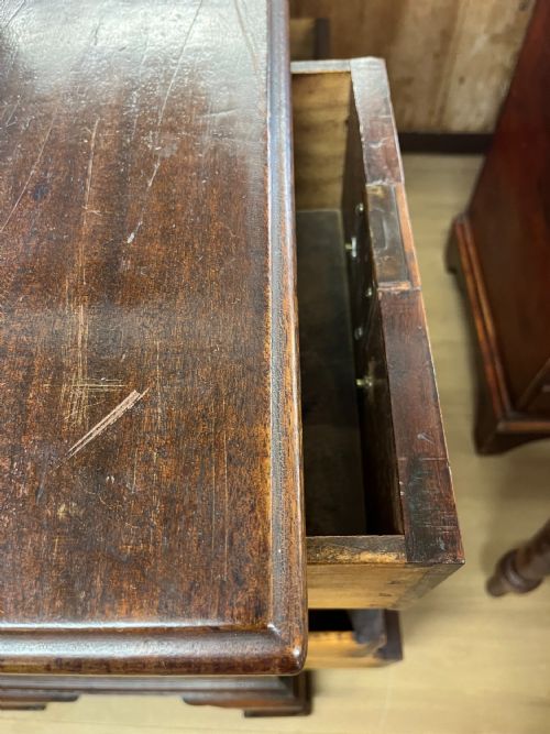 GEORGIAN MAHOGANY CHEST OF DRAWERS - ADDITIONAL PHOTO 3