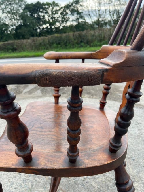 19TH CENTURY VICTORIAN ELM BROAD ARM WINDSOR CARVER CHAIR - ADDITIONAL PHOTO 5