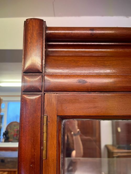 1930S E POLLARD CO LTD MAHOGANY TRIPLE SHOP DISPLAY CABINET - ADDITIONAL PHOTO 2