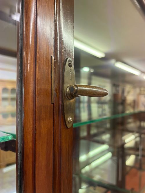 1930S E POLLARD CO LTD MAHOGANY TRIPLE SHOP DISPLAY CABINET - ADDITIONAL PHOTO 3