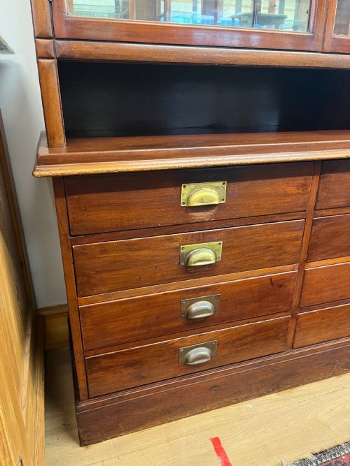 1930S E POLLARD CO LTD MAHOGANY SHOP DISPLAY CABINET WITH DRAWERS TO BASE - ADDITIONAL PHOTO 6