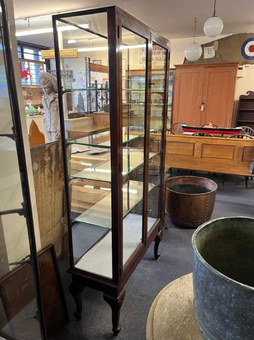 1920S 2 DOOR MAHOGANY DISPLAY CABINET ON CABRIOLE LEGS - ADDITIONAL PHOTO 7
