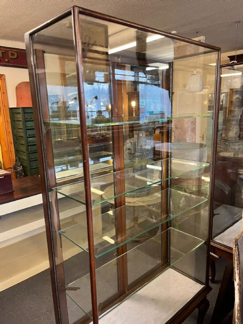 1920S 2 DOOR MAHOGANY DISPLAY CABINET ON CABRIOLE LEGS - ADDITIONAL PHOTO 8