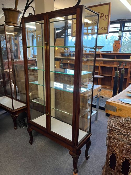1920S 2 DOOR MAHOGANY DISPLAY CABINET ON CABRIOLE LEGS - ADDITIONAL PHOTO 9