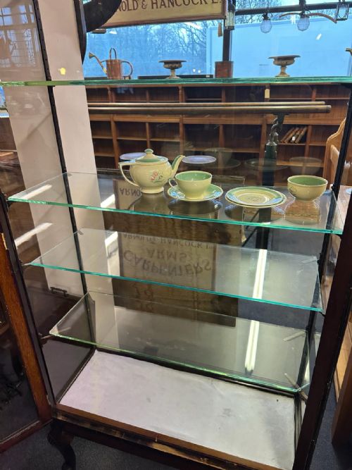 1920S 2 DOOR MAHOGANY DISPLAY CABINET ON CABRIOLE LEGS - ADDITIONAL PHOTO 1