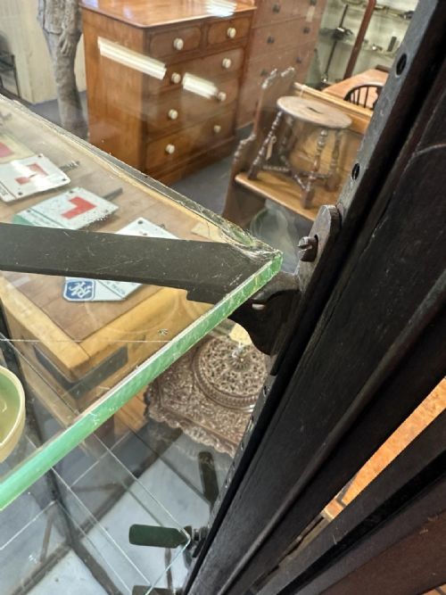 1920S 2 DOOR MAHOGANY DISPLAY CABINET ON CABRIOLE LEGS - ADDITIONAL PHOTO 2