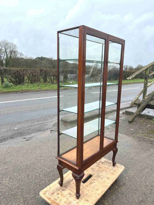 1920S 2 DOOR MAHOGANY DISPLAY CABINET ON CABRIOLE LEGS - ADDITIONAL PHOTO 1