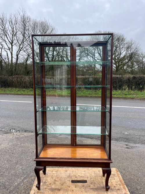 1920S 2 DOOR MAHOGANY DISPLAY CABINET ON CABRIOLE LEGS - ADDITIONAL PHOTO 2