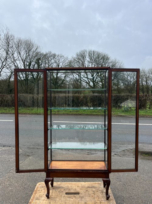 1920S 2 DOOR MAHOGANY DISPLAY CABINET ON CABRIOLE LEGS - ADDITIONAL PHOTO 5