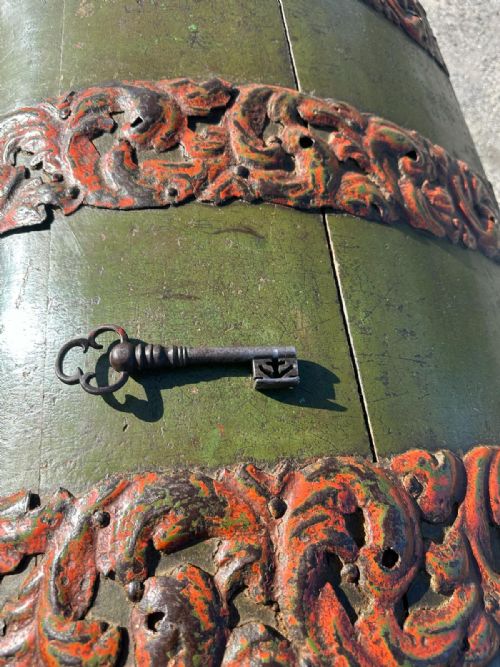 EARLY 19TH CENTURY PAINTED OAK DOME TOP 'MARRIAGE CHEST' - ADDITIONAL PHOTO 10