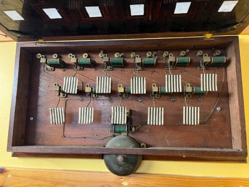 CIRCA 1900 MAHOGANY CASE SERVANTS BELL BOARD - ADDITIONAL PHOTO 1