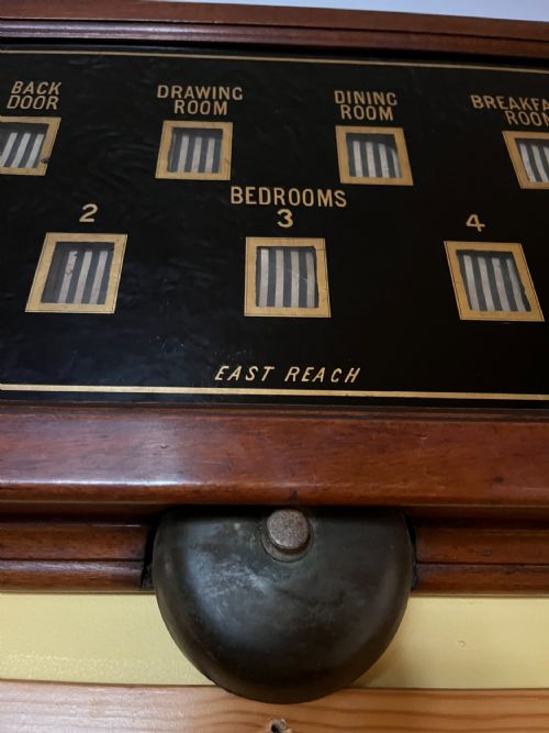 CIRCA 1900 MAHOGANY CASE SERVANTS BELL BOARD - ADDITIONAL PHOTO 5