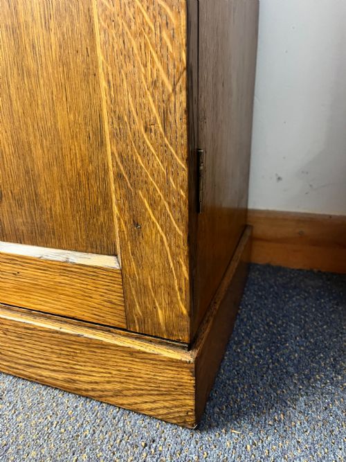 A PAIR OF LATE VICTORIAN OAK BOOKCASES CIRCA 1900 - ADDITIONAL PHOTO 3