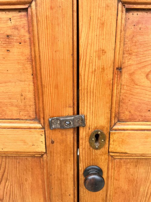 EARLY 19TH CENTURY GEORGIAN 18001820 PINE LINEN CUPBOARD - ADDITIONAL PHOTO 5
