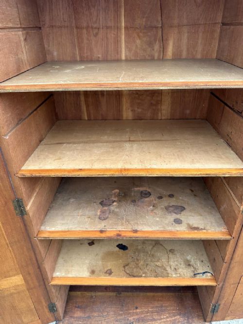 CIRCA 1900 CEDAR WOOD HUMIDOR CIGAR CABINET - ADDITIONAL PHOTO 1
