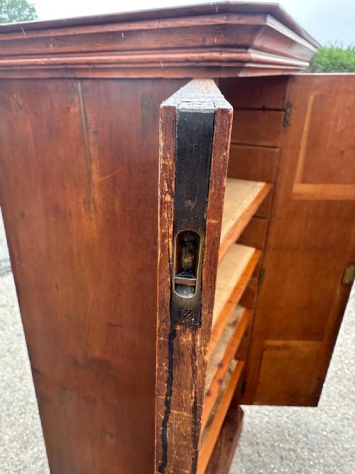 CIRCA 1900 CEDAR WOOD HUMIDOR CIGAR CABINET - ADDITIONAL PHOTO 3