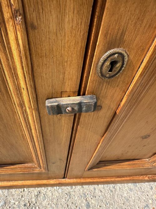VICTORIAN PINE 4 DOOR CUPBOARD - ADDITIONAL PHOTO 4