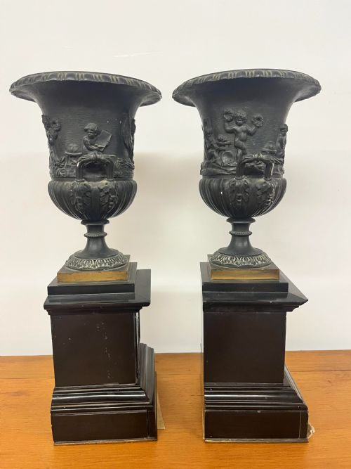A PAIR OF BRONZE URNS ON MARBLE PLINTHS - ADDITIONAL PHOTO 1