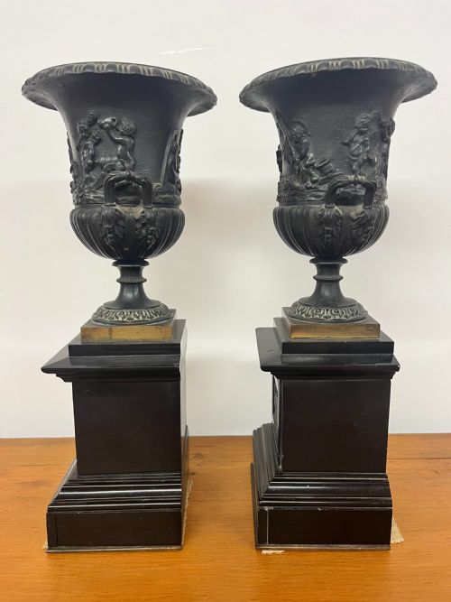 A PAIR OF BRONZE URNS ON MARBLE PLINTHS - ADDITIONAL PHOTO 3