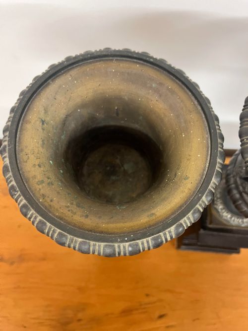 A PAIR OF BRONZE URNS ON MARBLE PLINTHS - ADDITIONAL PHOTO 7