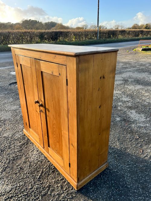 A VICTORIAN PINE 2 DOOR CUPBOARD - ADDITIONAL PHOTO 2