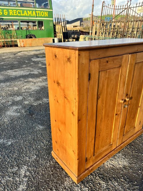 A VICTORIAN PINE 2 DOOR CUPBOARD - ADDITIONAL PHOTO 5