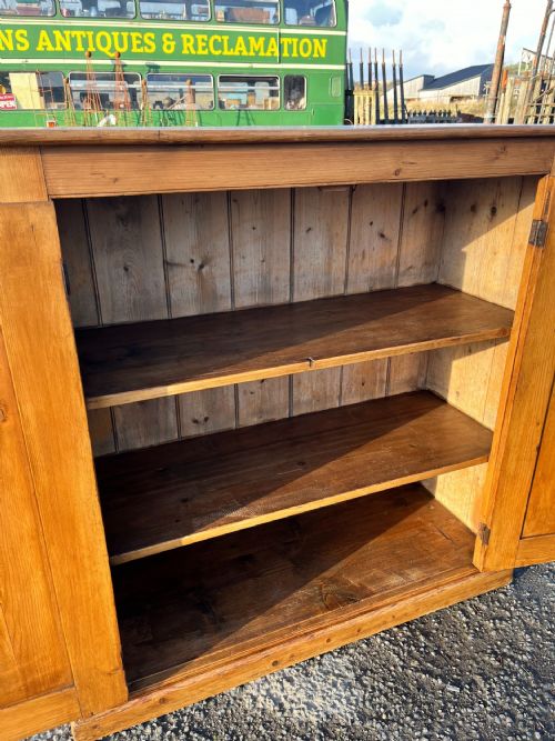A VICTORIAN PINE 2 DOOR CUPBOARD - ADDITIONAL PHOTO 6